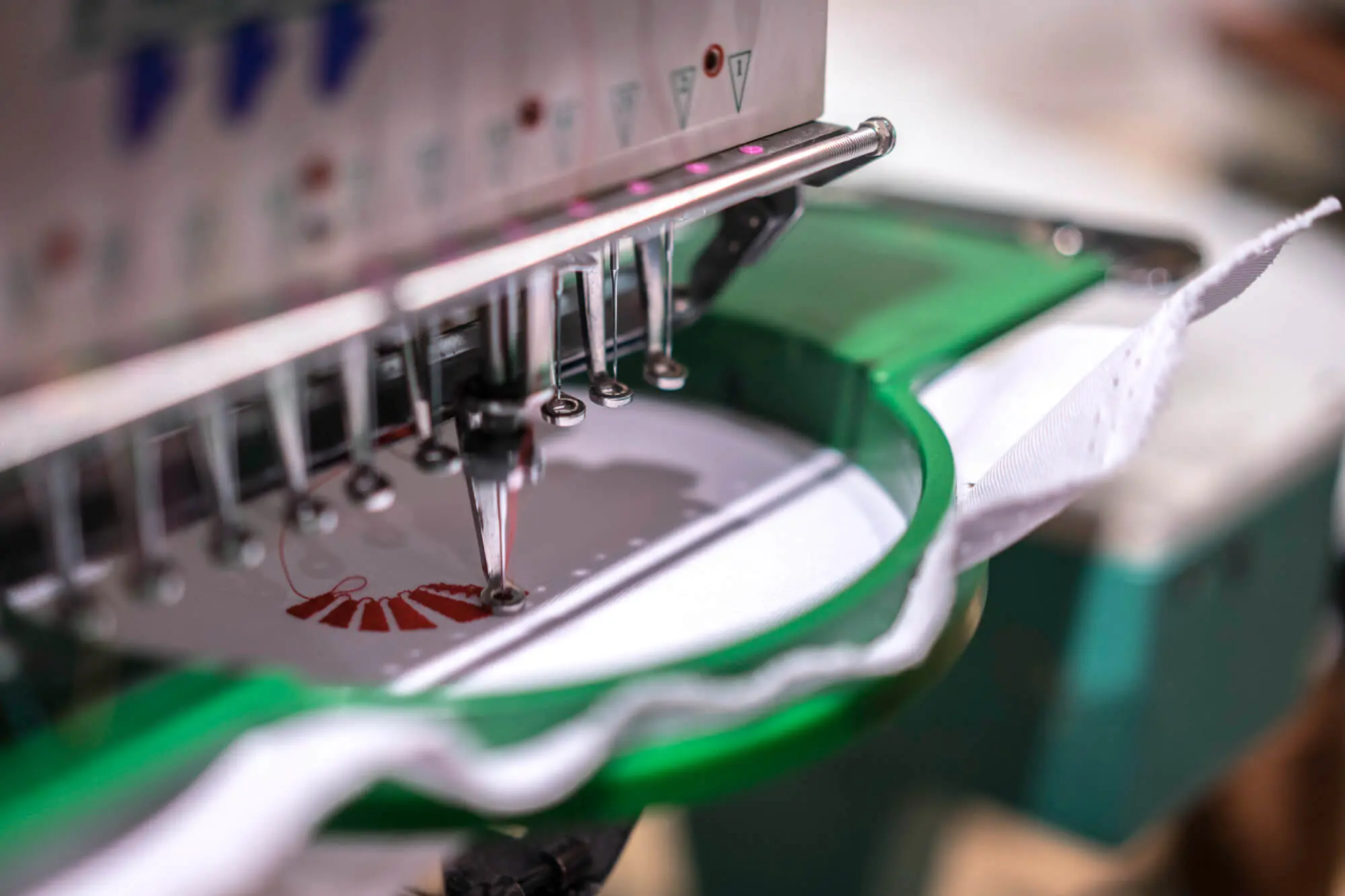 automatic-industrial-sewing-machine-by-digital-pattern-modern-textile-industry